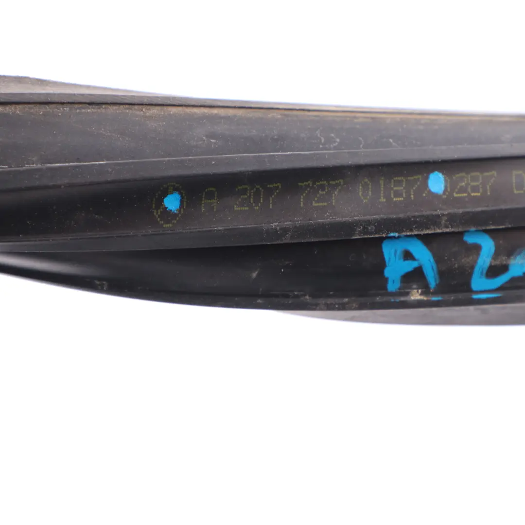 Puerta Delantera Junta de Goma de Sellado Izquierda para Mercedes C207 con número de pieza A2077270187 Mercedes C207 Puerta Delantera Junta de Goma de Sellado Izquierda - SKU A2077270187 - Número de pieza A2077270187