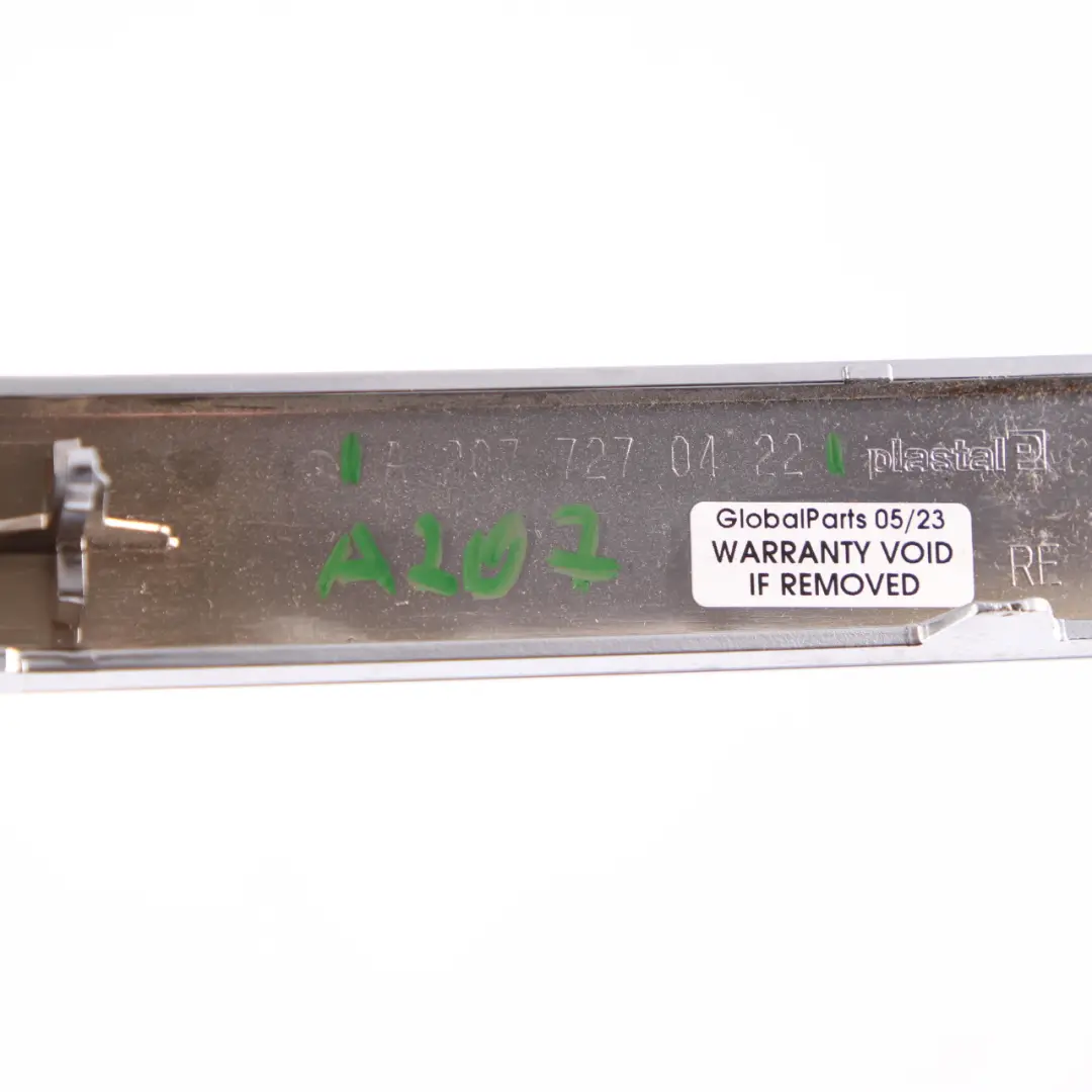 W207 Embellecedor tarjeta puerta Cromado Delantero Derecho para Mercedes con número de pieza A2077270422 Mercedes W207 Embellecedor tarjeta puerta Cromado Delantero Derecho - SKU A2077270422 - Número de pieza A2077270422