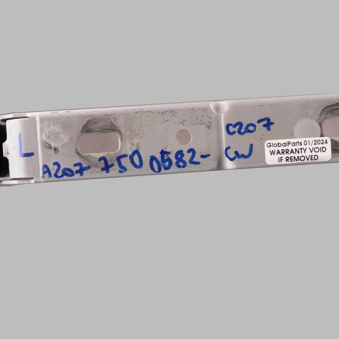Charnière de coffre Mercedes W207 Coupe gauche Argent Iridium Métallisé - 775 pour à propos du numéro de pièce A2077500528 Charnière de coffre Mercedes W207 Coupe gauche Argent Iridium Métallisé - 775 - SKU A2077500528-CW - Numéro de pièce A2077500528