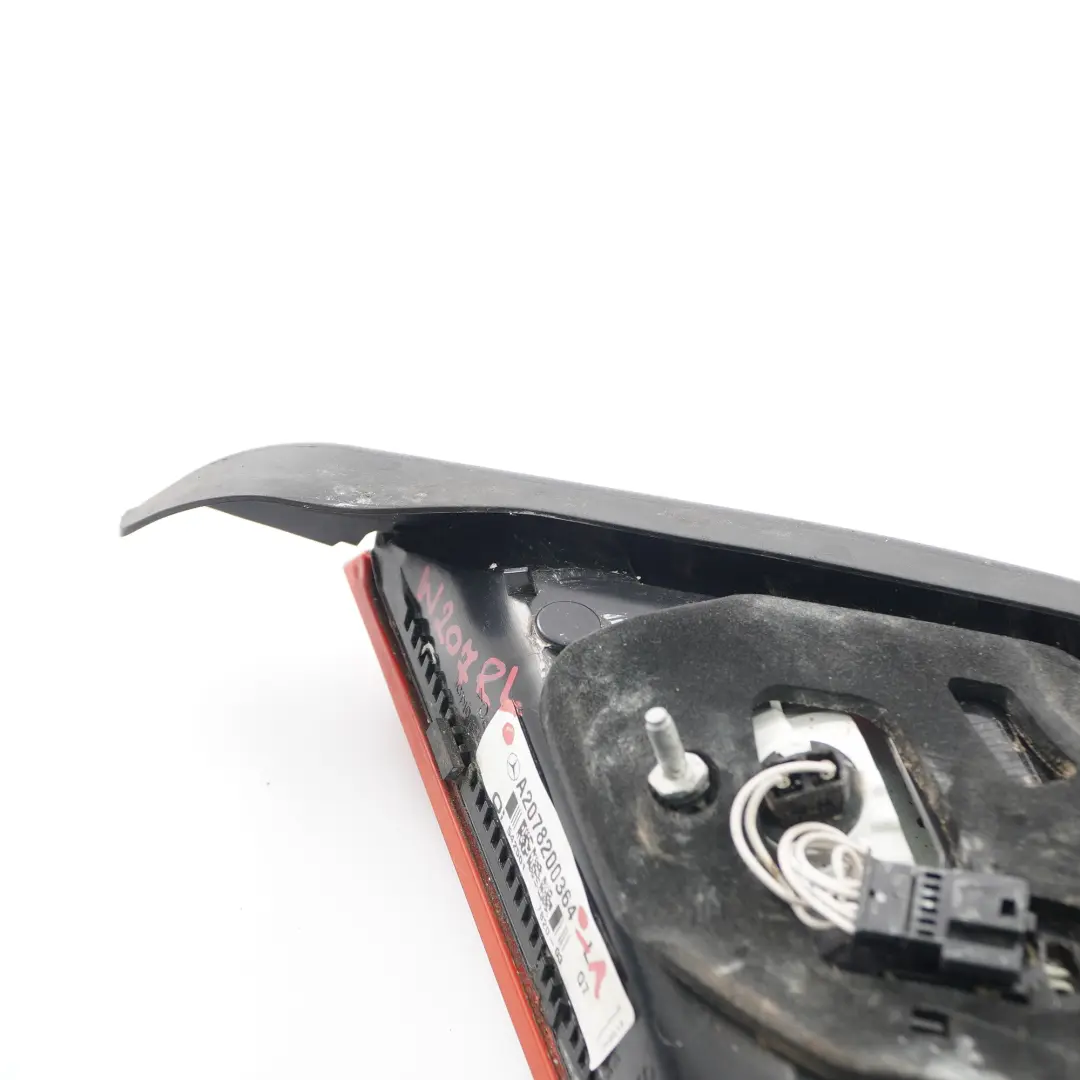 W207 Lampa Klapy Bagażnika Lewy Tył Lewa Tylna do Mercedes o numerze A2078200364 Mercedes W207 Lampa Klapy Bagażnika Lewy Tył Lewa Tylna - SKU A2078200364-1 - Numer Części A2078200364
