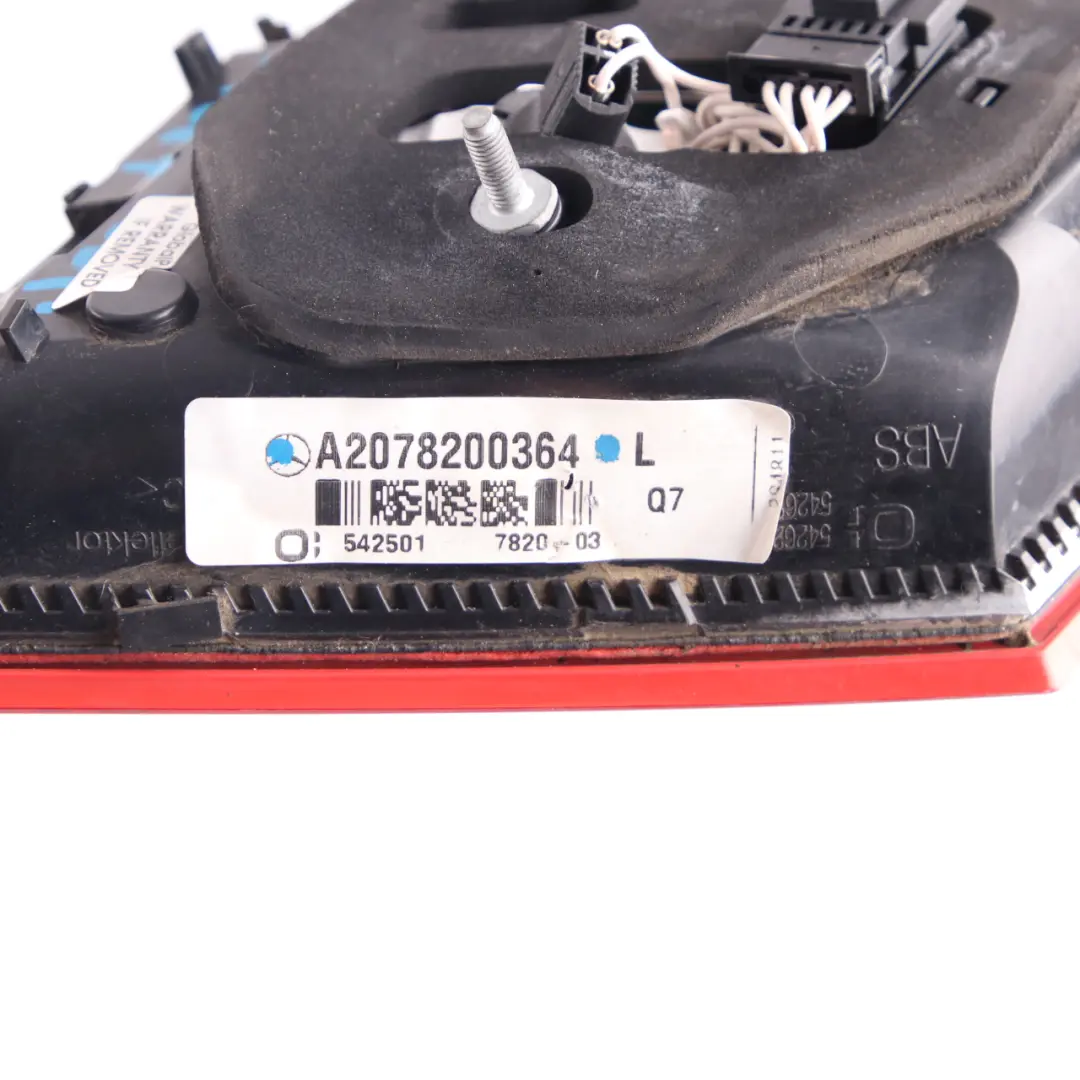 Piloto trasero Mercedes W207 Lado izquierdo Luz interior maletero para con número de pieza A2078200364 Piloto trasero Mercedes W207 Lado izquierdo Luz interior maletero - SKU A2078200364 - Número de pieza A2078200364
