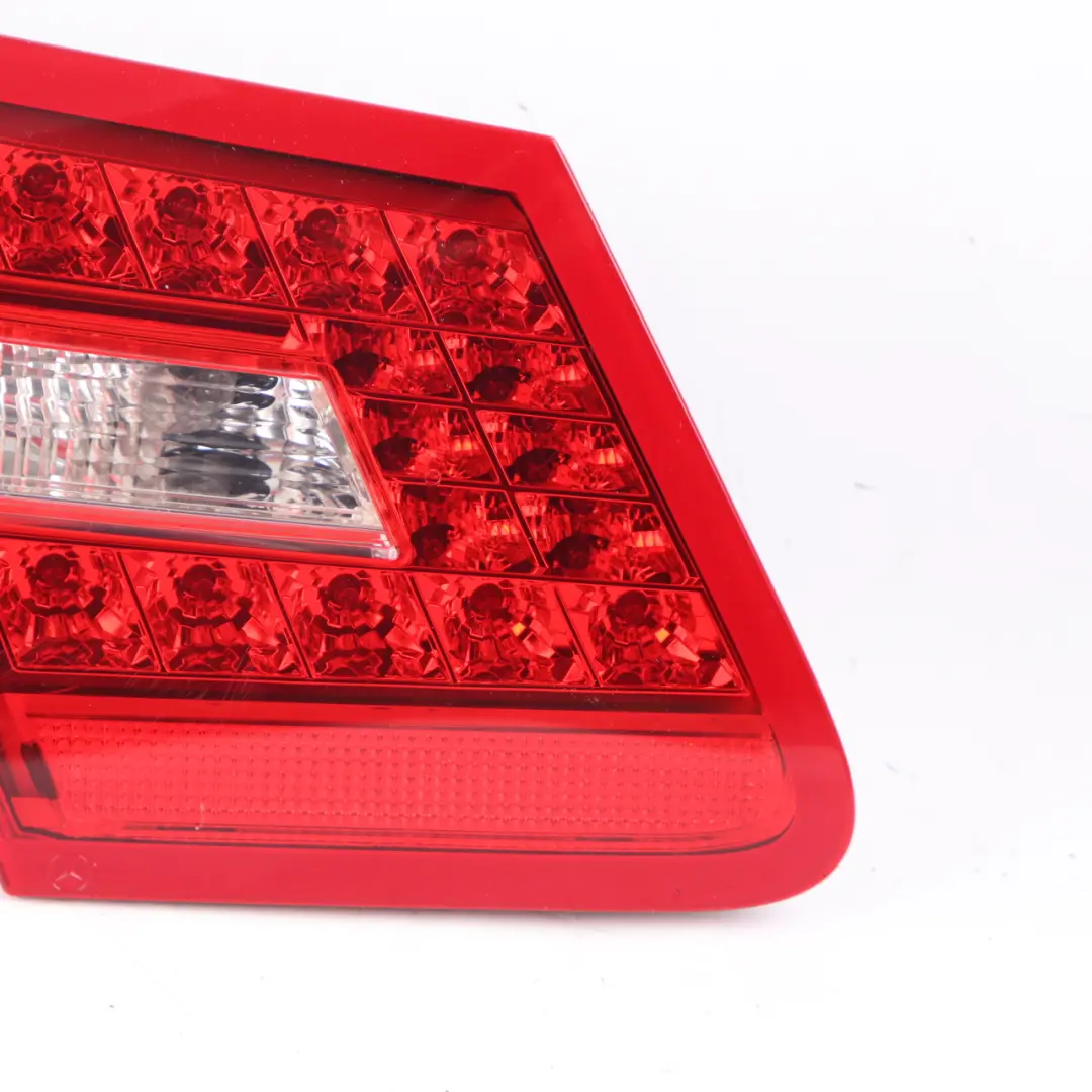 Piloto trasero Mercedes W207 Lado izquierdo Luz interior maletero para con número de pieza A2078200364 Piloto trasero Mercedes W207 Lado izquierdo Luz interior maletero - SKU A2078200364 - Número de pieza A2078200364