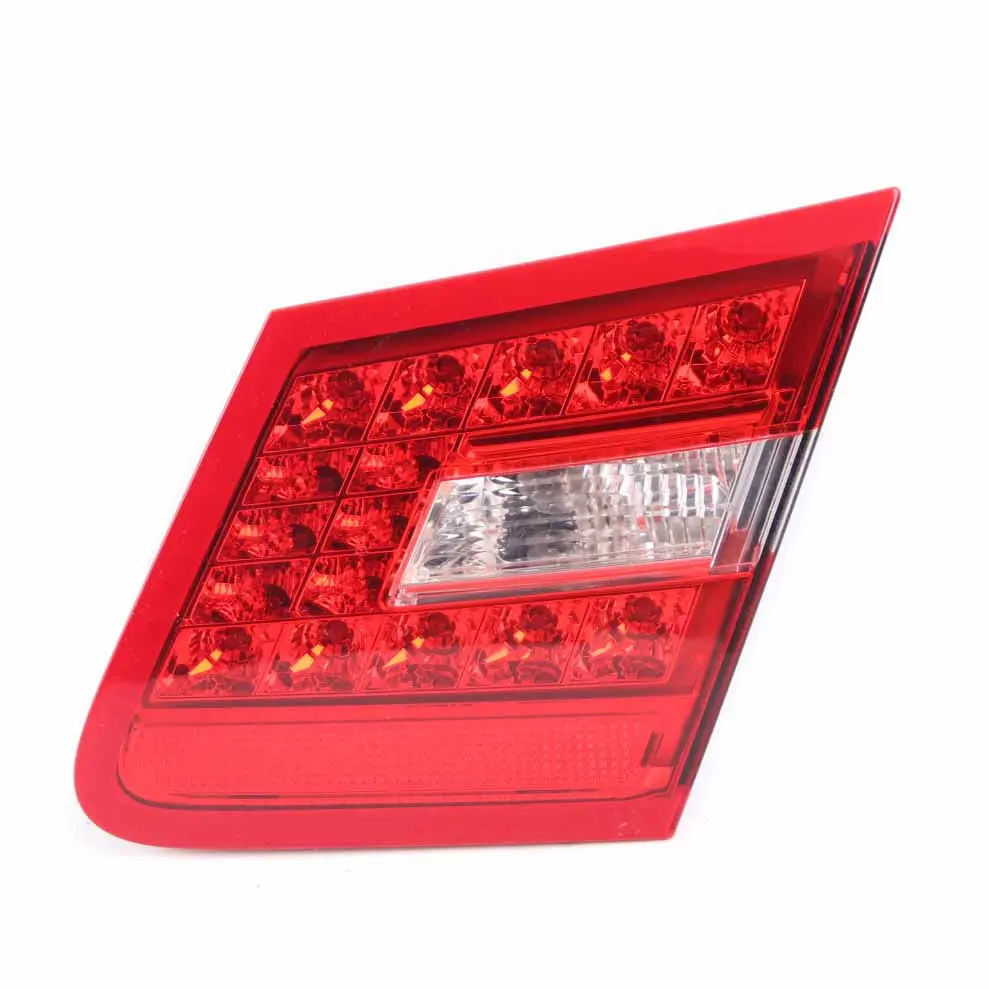 W207 Lampa Klapy Bagażnika Prawy Tył do Mercedes o numerze A2078200464 Mercedes W207 Lampa Klapy Bagażnika Prawy Tył - SKU A2078200464 - Numer Części A2078200464