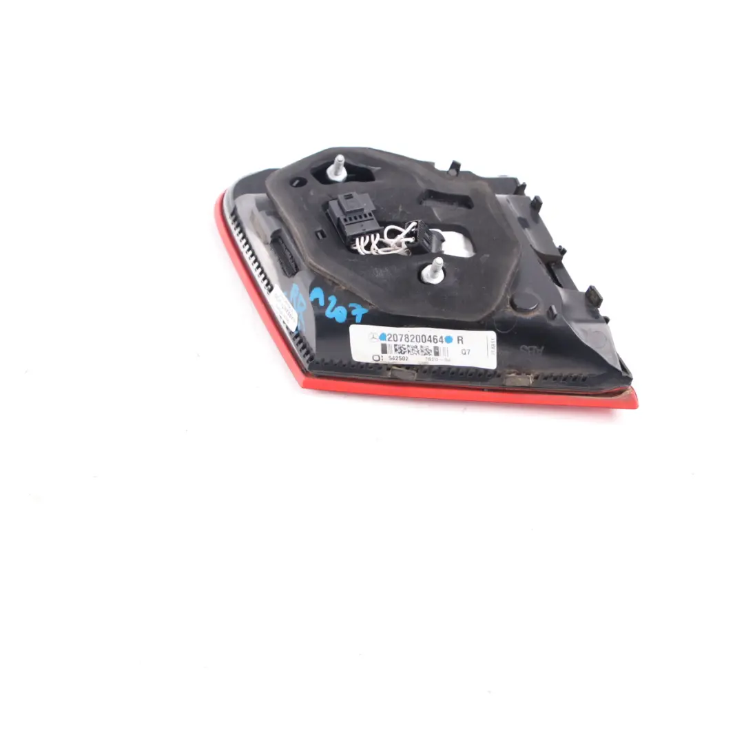 Piloto trasero Mercedes W207 Lado derecho Luz interior del maletero para con número de pieza A2078200464 Piloto trasero Mercedes W207 Lado derecho Luz interior del maletero - SKU A2078200464 - Número de pieza A2078200464