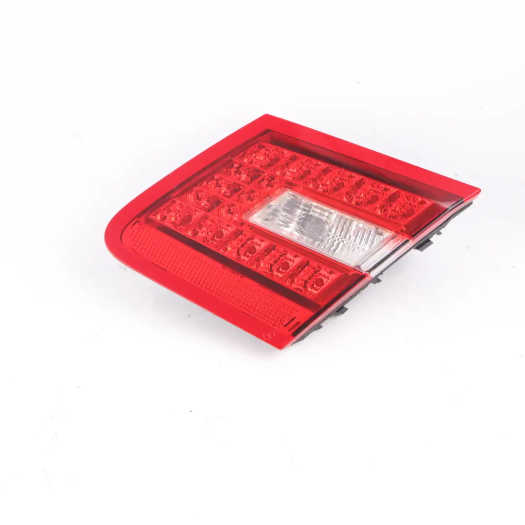 W207 Fanale lato destro Luce coperchio bagagliaio interno per Mercedes con numero di parte A2078200464 Mercedes W207 Fanale lato destro Luce coperchio bagagliaio interno - SKU A2078200464 - Numero di parte A2078200464