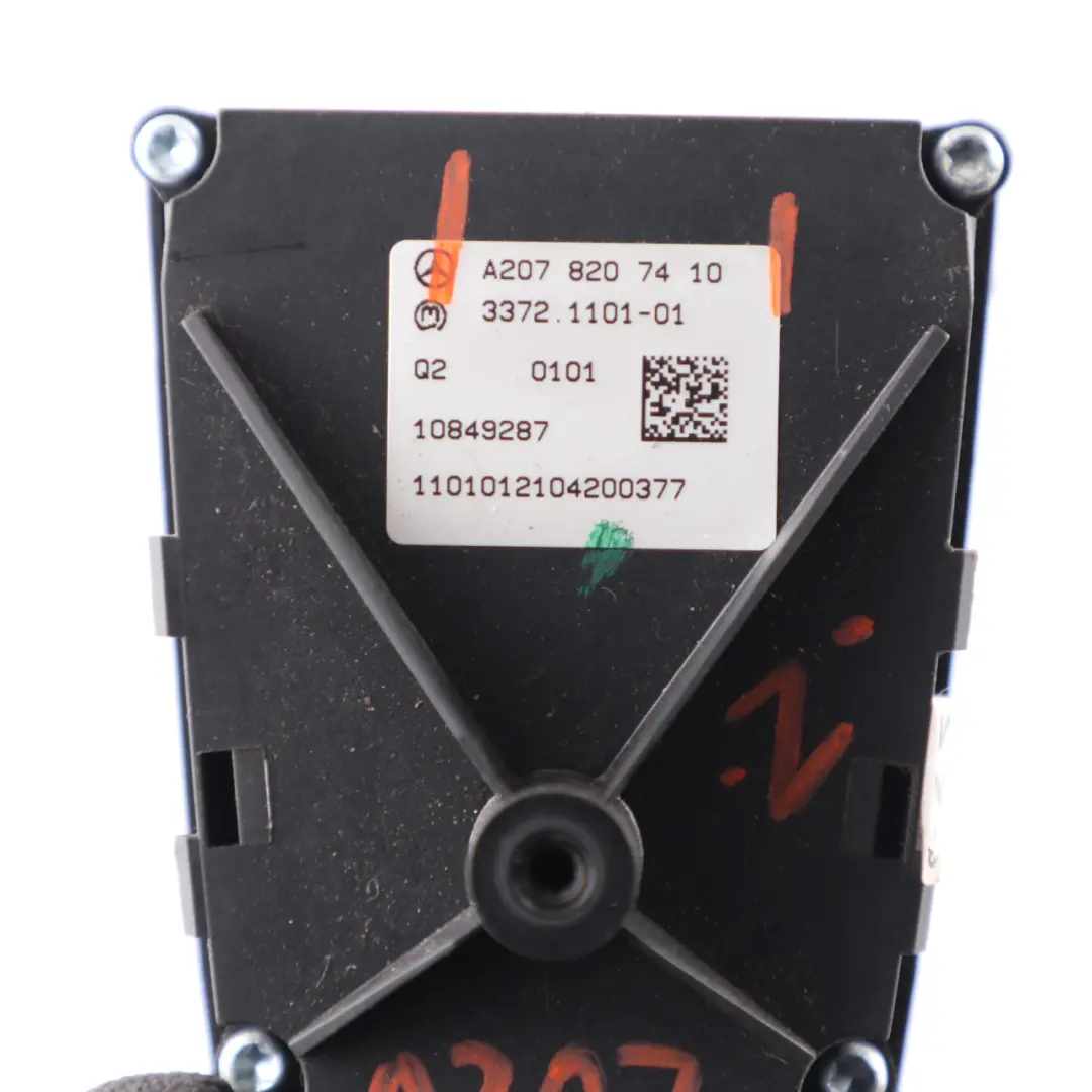 W207 A207 Cabrio Tetto apribile Pannello interruttori per Mercedes con numero di parte A2078207410 Mercedes W207 A207 Cabrio Tetto apribile Pannello interruttori - SKU A2078207410 - Numero di parte A2078207410