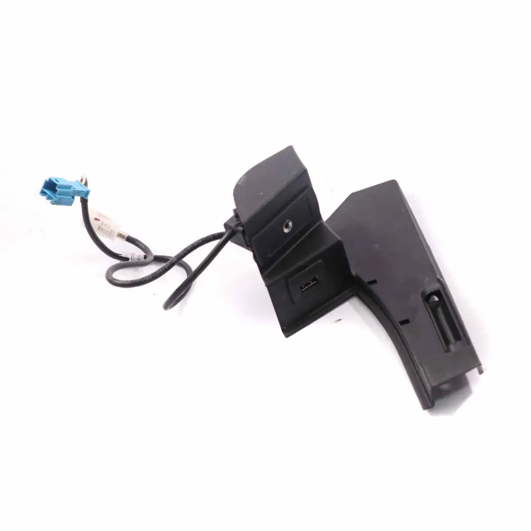 W207 console Centrale Connecteur AUX Port USB Prise pour Mercedes W204 à propos du numéro de pièce A2078210411 Mercedes W204 W207 console Centrale Connecteur AUX Port USB Prise - SKU A2078210411 - Numéro de pièce A2078210411