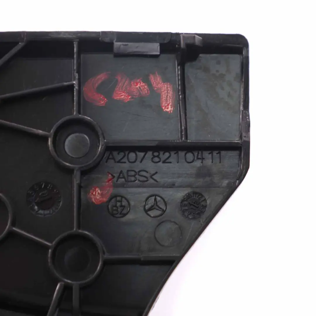 W207 Gniazdo Port AUX USB do Mercedes W204 o numerze A2078210411 Mercedes W204 W207 Gniazdo Port AUX USB - SKU A2078210411 - Numer Części A2078210411