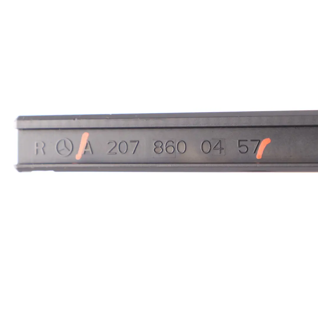 Mercedes C207 alimentación cinturón seguridad delantero derecho - SKU A2078600457 - Número de pieza A2078600457