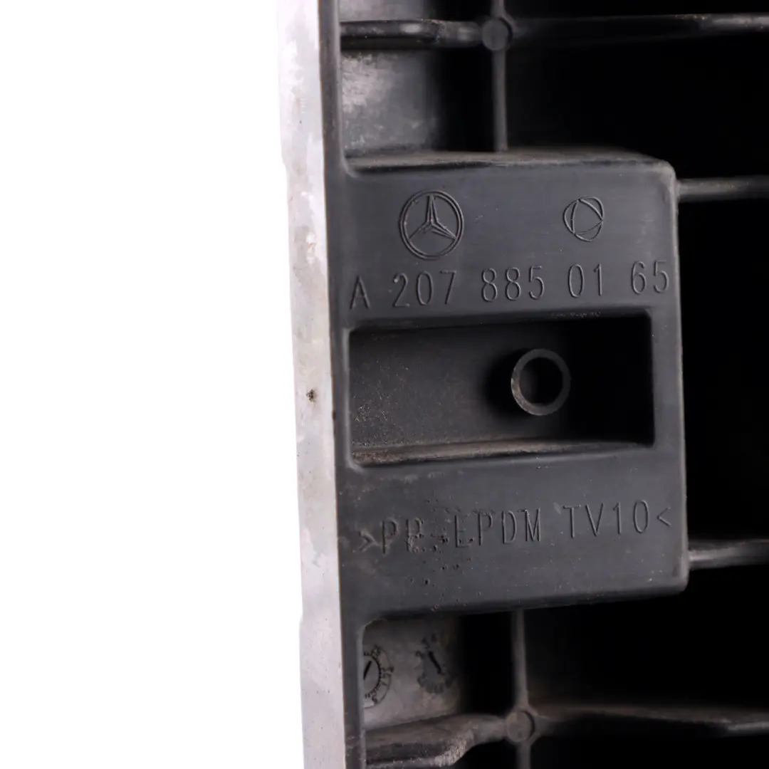 Ślizg Mocowanie Uchwyt Środkowy Zderzaka Tył do Mercedes C207 A207 o numerze A2078850165 Mercedes C207 A207 Ślizg Mocowanie Uchwyt Środkowy Zderzaka Tył - SKU A2078850165 - Numer Części A2078850165