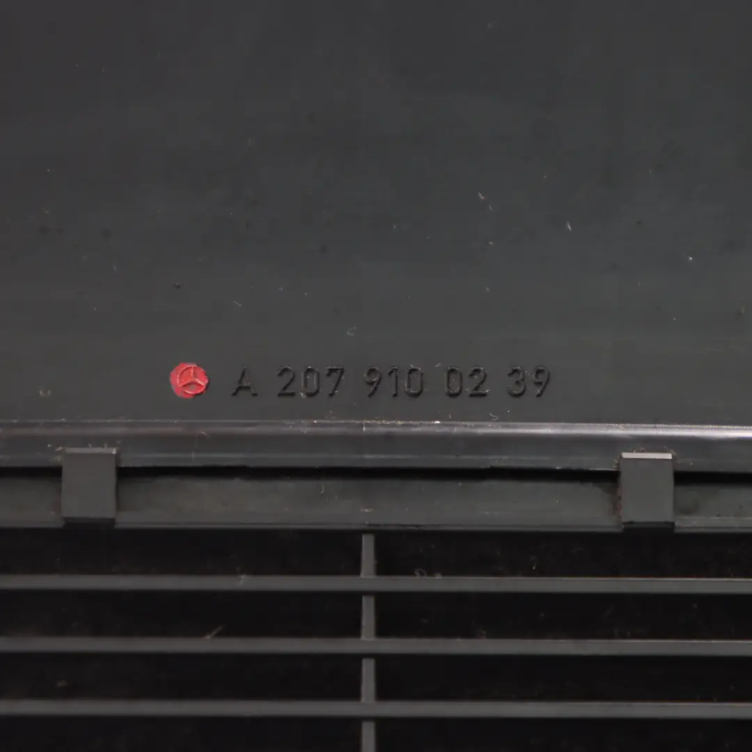 Obudowa Oparcia Fotela Czarna do Mercedes A207 Cabrio o numerze A2079100239 Mercedes A207 Cabrio Obudowa Oparcia Fotela Czarna - SKU A2079100239 - Numer Części A2079100239