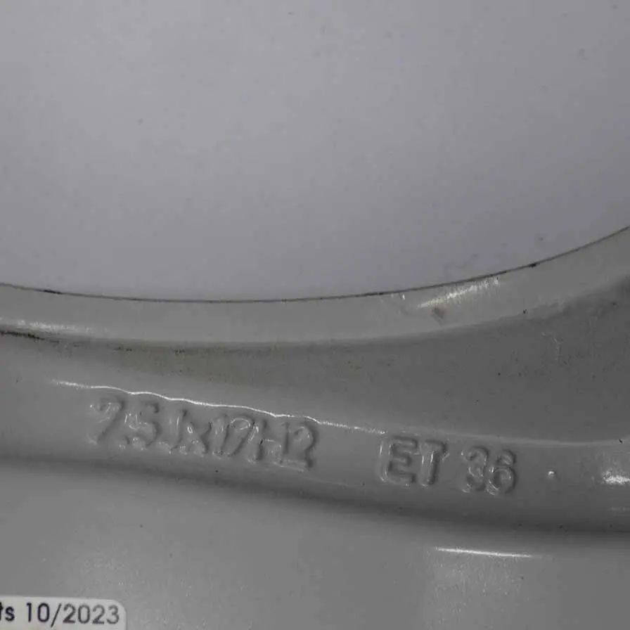 Silberne Leichtmetall felge vorne 17" ET:36 7,5J für Mercedes W203 W209 mit Teilenummer A2094010502 Mercedes W203 W209 Silberne Leichtmetall felge vorne 17" ET:36 7,5J - SKU A2094010502-1 - Teilenummer A2094010502