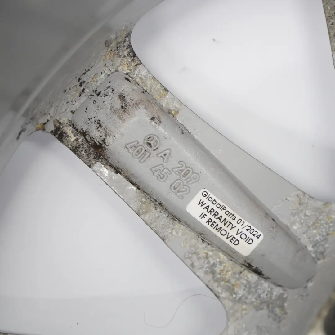 Cerchio lega argento posteriore 17" 8.5J ET:30 per Mercedes W209 C209 con numero di parte A2094014502 Mercedes W209 C209 Cerchio lega argento posteriore 17" 8.5J ET:30 - SKU A2094014502-1 - Numero di parte A2094014502