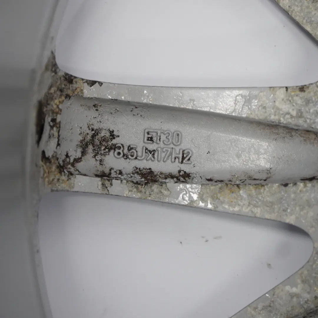 Jante arrière alliage argenté 17" 8.5J ET:30 pour Mercedes CLK W209 C209 à propos du numéro de pièce A2094014502 Mercedes CLK W209 C209 Jante arrière alliage argenté 17" 8.5J ET:30 - SKU A2094014502-1 - Numéro de pièce A2094014502