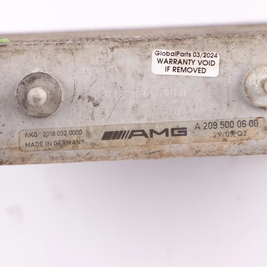 M156 Ölkühler Kühler Rechts für Mercedes W204 C209 W212 E63 AMG mit Teilenummer A2095000600 Mercedes W204 C209 W212 E63 AMG M156 Ölkühler Kühler Rechts - SKU A2095000600 - Teilenummer A2095000600