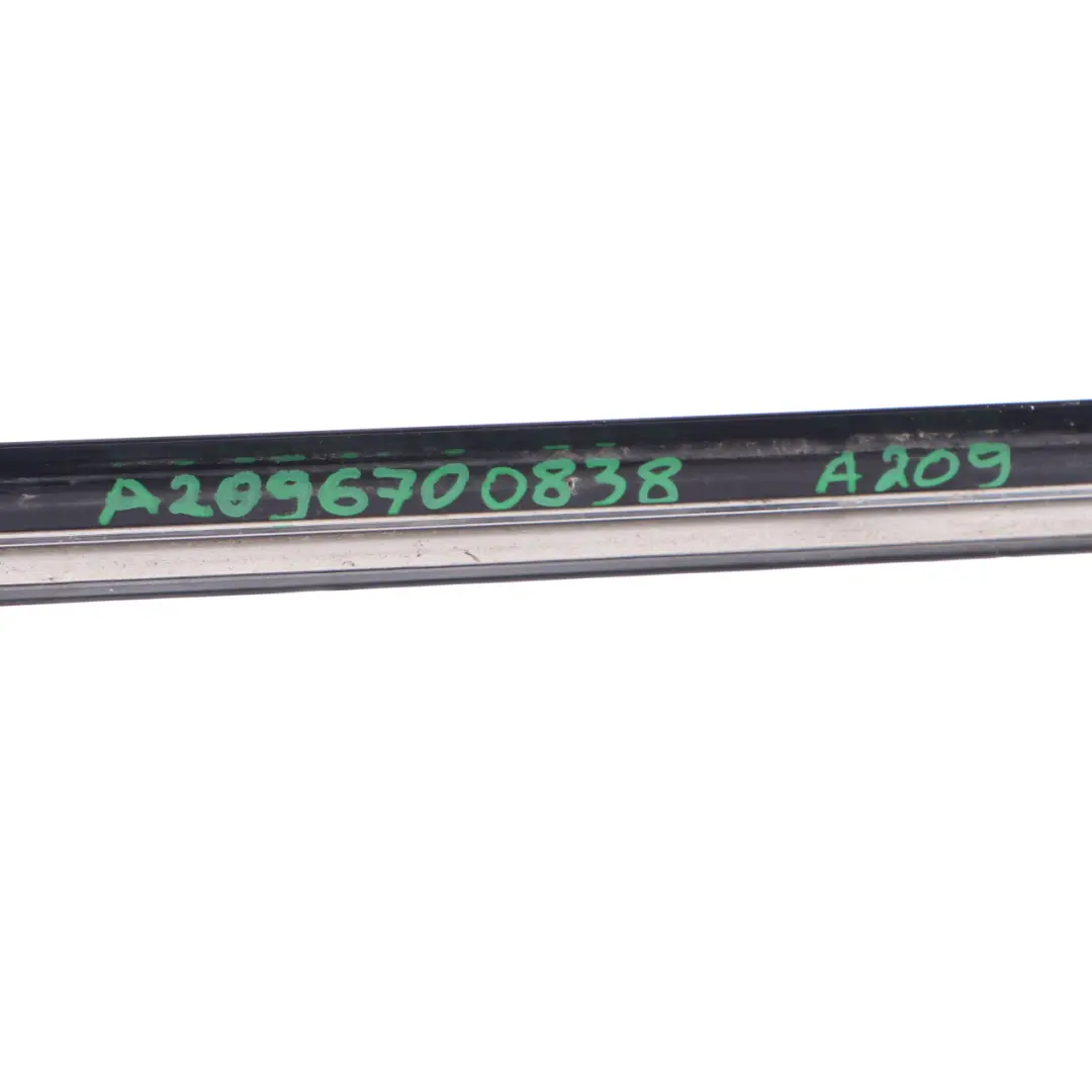 Viertel Fenster Trim Strip hinten rechts Formteil für Mercedes A209 mit Teilenummer A2096700222 Mercedes A209 Viertel Fenster Trim Strip hinten rechts Formteil - SKU A2096700222 - Teilenummer A2096700222