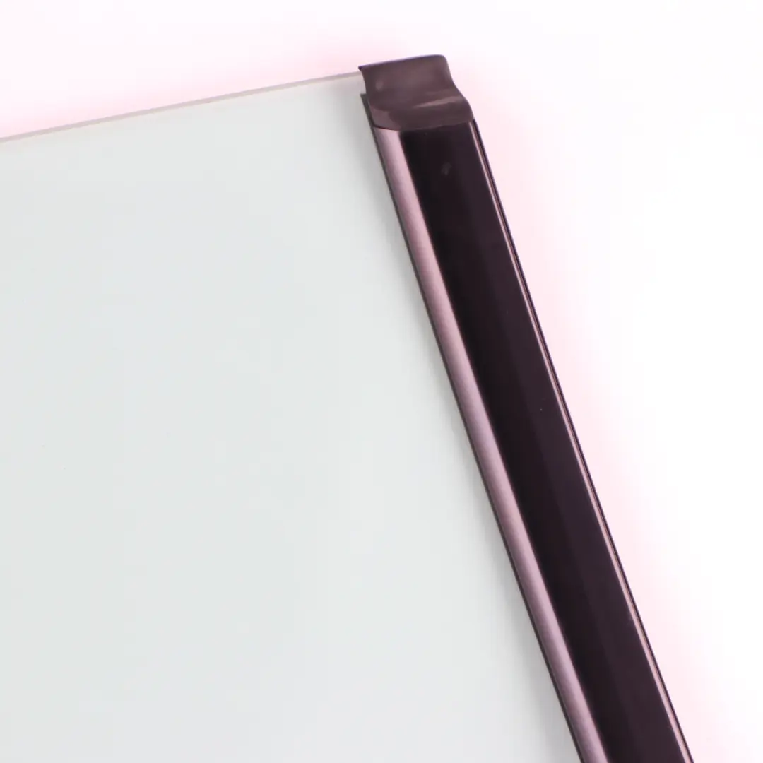 Vetro quarto posteriore sinistro AS2 per Mercedes W209 Cabrio con numero di parte A2096700310 Mercedes W209 Cabrio Vetro quarto posteriore sinistro AS2 - SKU A2096700310 - Numero di parte A2096700310