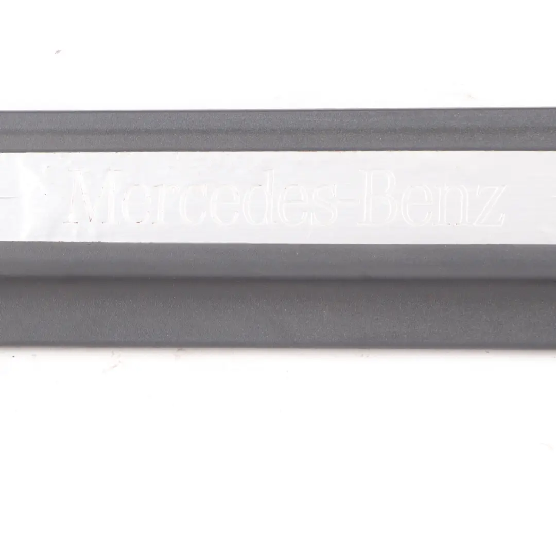 anteriore sinistro Rivestimento del gradino della porta per Mercedes CLK C209 W209 con numero di parte A2096800135 Mercedes CLK C209 W209 anteriore sinistro Rivestimento del gradino della porta - SKU A2096800135 - Numero di parte A2096800135