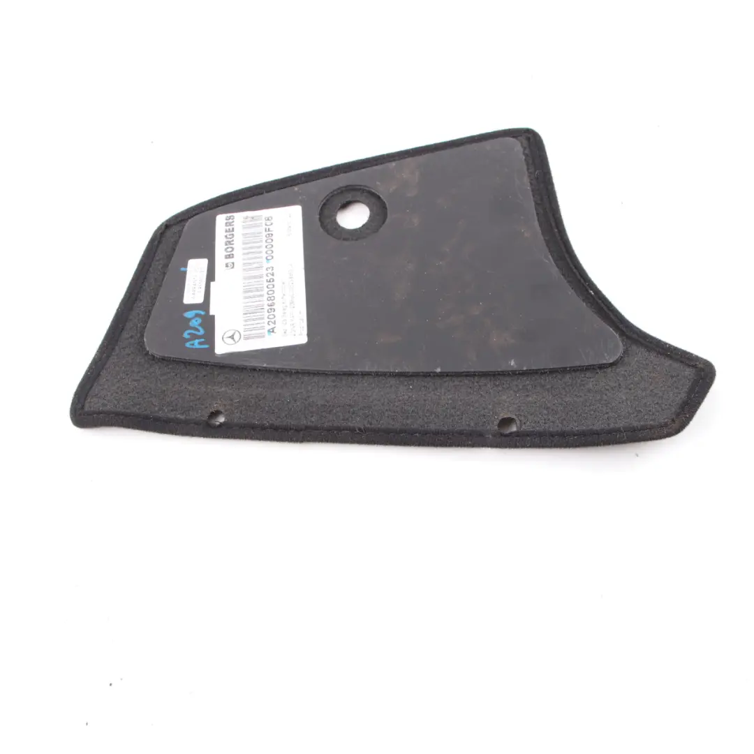Boczek Tapicerka Panel Bagażnika Czarny do Mercedes W209 o numerze A2096800523 Mercedes W209 Boczek Tapicerka Panel Bagażnika Czarny - SKU A2096800523 - Numer Części A2096800523