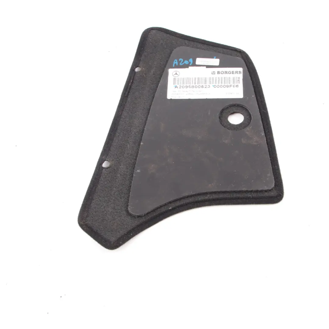 Trasero Trunk Lid Floor Flap Cover Negro para Mercedes W209 Convertible con número de pieza A2096800523 Mercedes W209 Convertible Trasero Trunk Lid Floor Flap Cover Negro - SKU A2096800523 - Número de pieza A2096800523