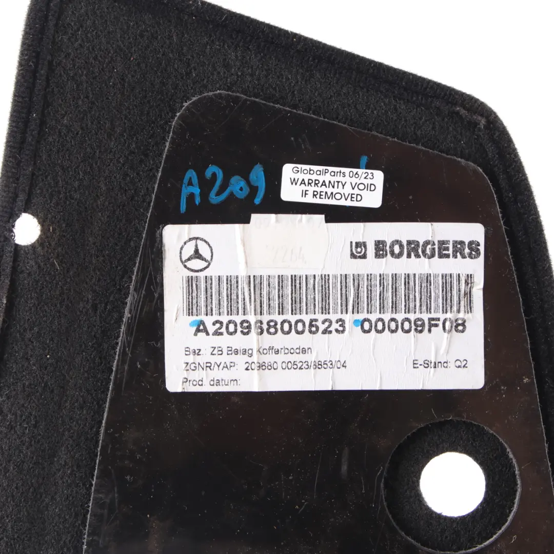 Boczek Tapicerka Panel Bagażnika Czarny do Mercedes W209 o numerze A2096800523 Mercedes W209 Boczek Tapicerka Panel Bagażnika Czarny - SKU A2096800523 - Numer Części A2096800523