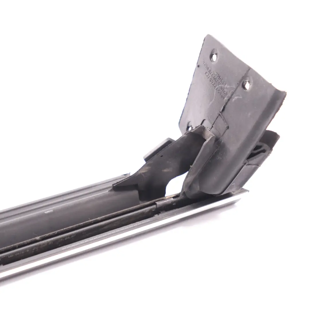 CLK-Class C209 Anteriore destro Finestrino Striscia di rivestimento per Mercedes con numero di parte A2096900280 Mercedes CLK-Class C209 Anteriore destro Finestrino Striscia di rivestimento - SKU A2096900280 - Numero di parte A2096900280