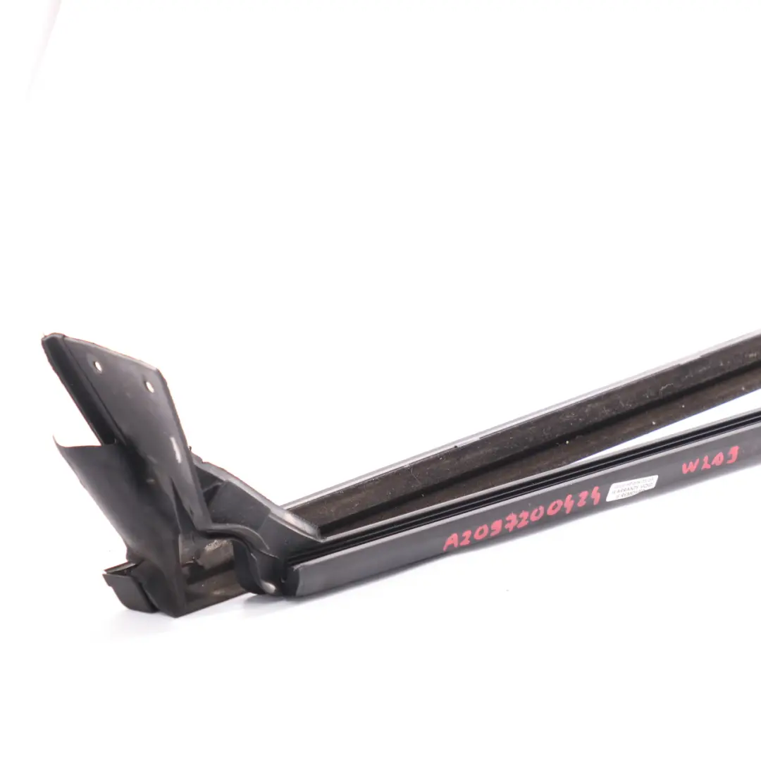 CLK-Class C209 Anteriore destro Finestrino Striscia di rivestimento per Mercedes con numero di parte A2096900280 Mercedes CLK-Class C209 Anteriore destro Finestrino Striscia di rivestimento - SKU A2096900280 - Numero di parte A2096900280