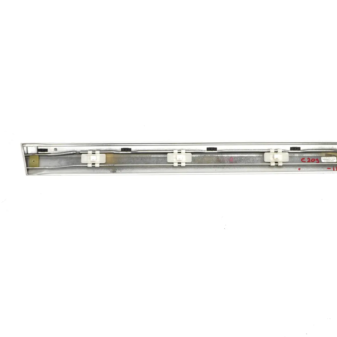 Mercedes C209 Moulure porte avant gauche Trim Iridium Argent 775 - SKU A2096901182-IRS - Numéro de pièce A2096901182