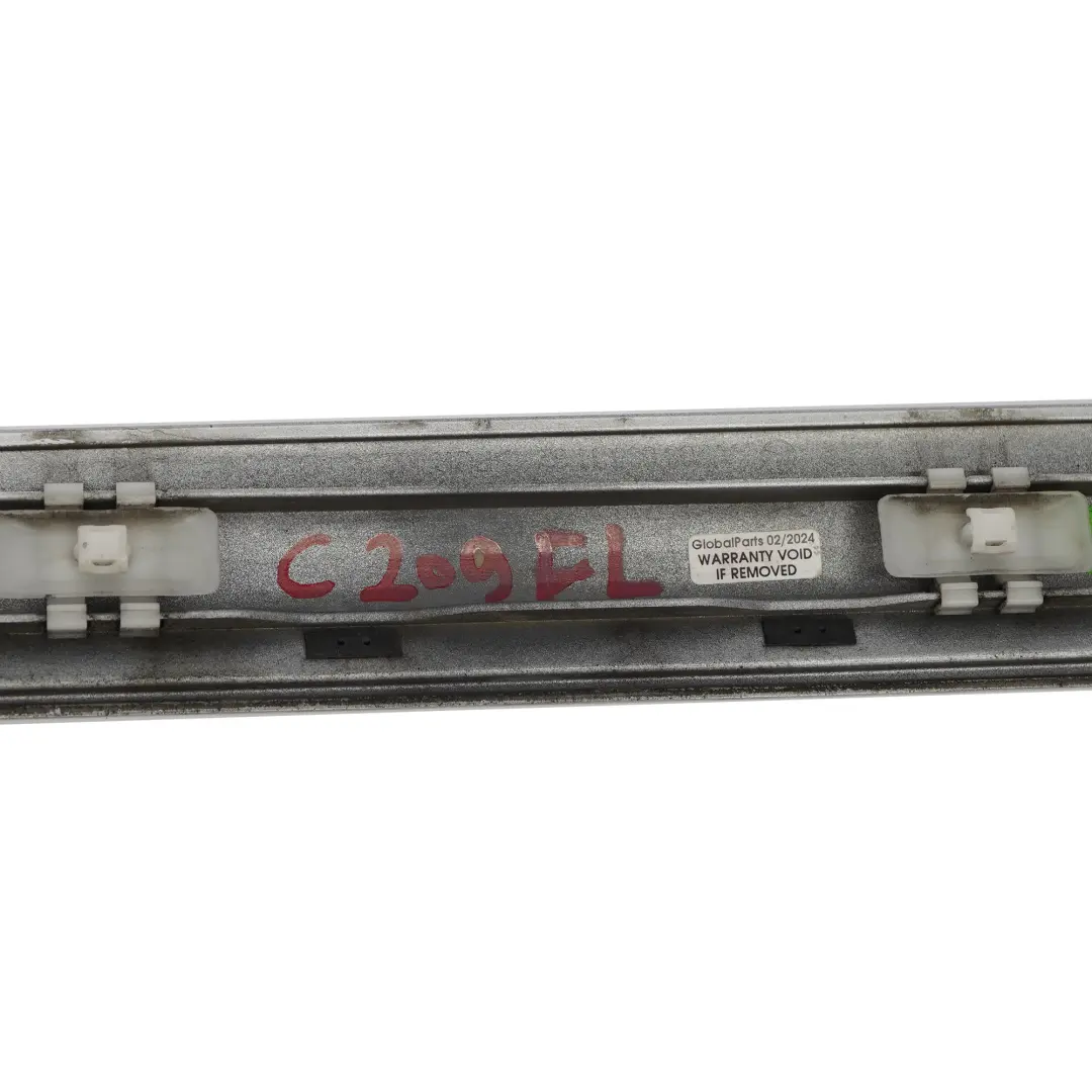 Moldura delantera izquierda Plata Tellurium 762 para Mercedes CLK W209 con número de pieza A2096901182 Mercedes CLK W209 Moldura delantera izquierda Plata Tellurium 762 - SKU A2096901182-TES1 - Número de pieza A2096901182