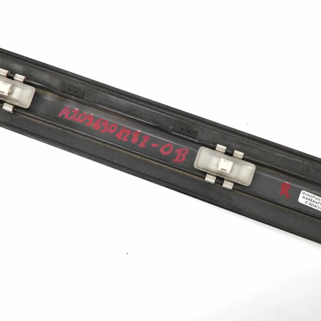 Moulure de Porte Avant Droite Noir Obsidien pour Mercedes CLK C209 à propos du numéro de pièce A2096901282 Mercedes CLK C209 Moulure de Porte Avant Droite Noir Obsidien - SKU A2096901282-OB - Numéro de pièce A2096901282