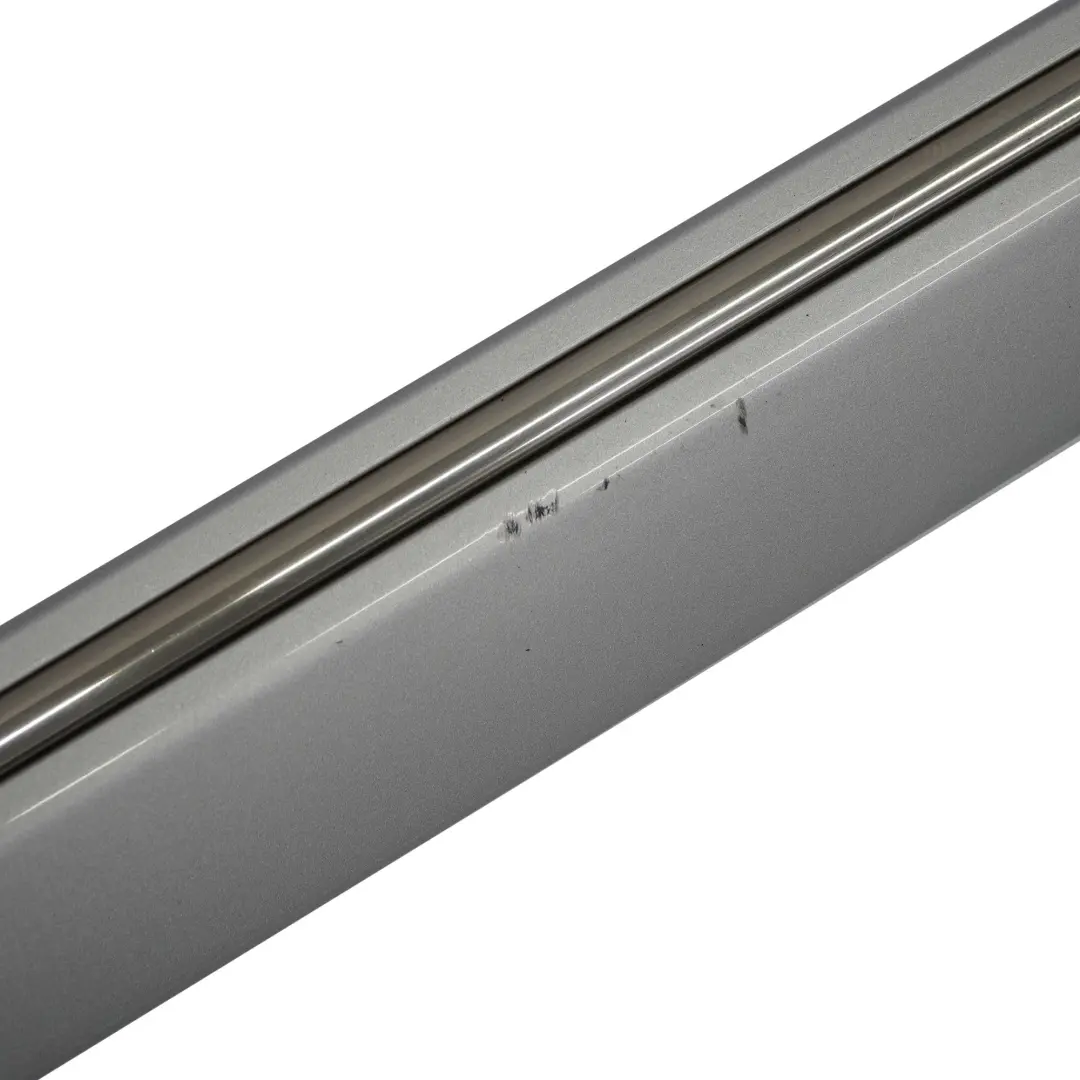 Moldura de puerta delantera derecha Tellurium Silver para Mercedes C209 con número de pieza A2096901282 Mercedes C209 Moldura de puerta delantera derecha Tellurium Silver - SKU A2096901282-TES1 - Número de pieza A2096901282