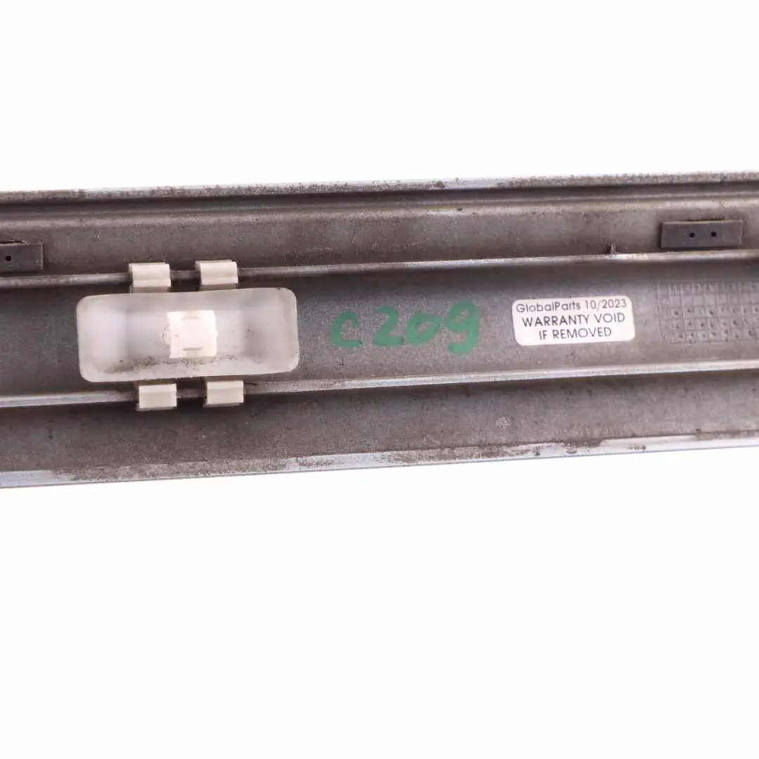 Modanatura Porta Anteriore Destra Tellurium Silver per Mercedes C209 con numero di parte A2096901282 Mercedes C209 Modanatura Porta Anteriore Destra Tellurium Silver - SKU A2096901282-TES - Numero di parte A2096901282