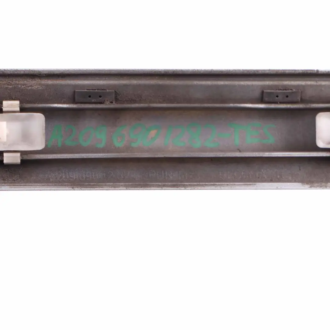 Moulure De Porte Avant Droite Tellurium Silver pour Mercedes C209 à propos du numéro de pièce A2096901282 Mercedes C209 Moulure De Porte Avant Droite Tellurium Silver - SKU A2096901282-TES - Numéro de pièce A2096901282