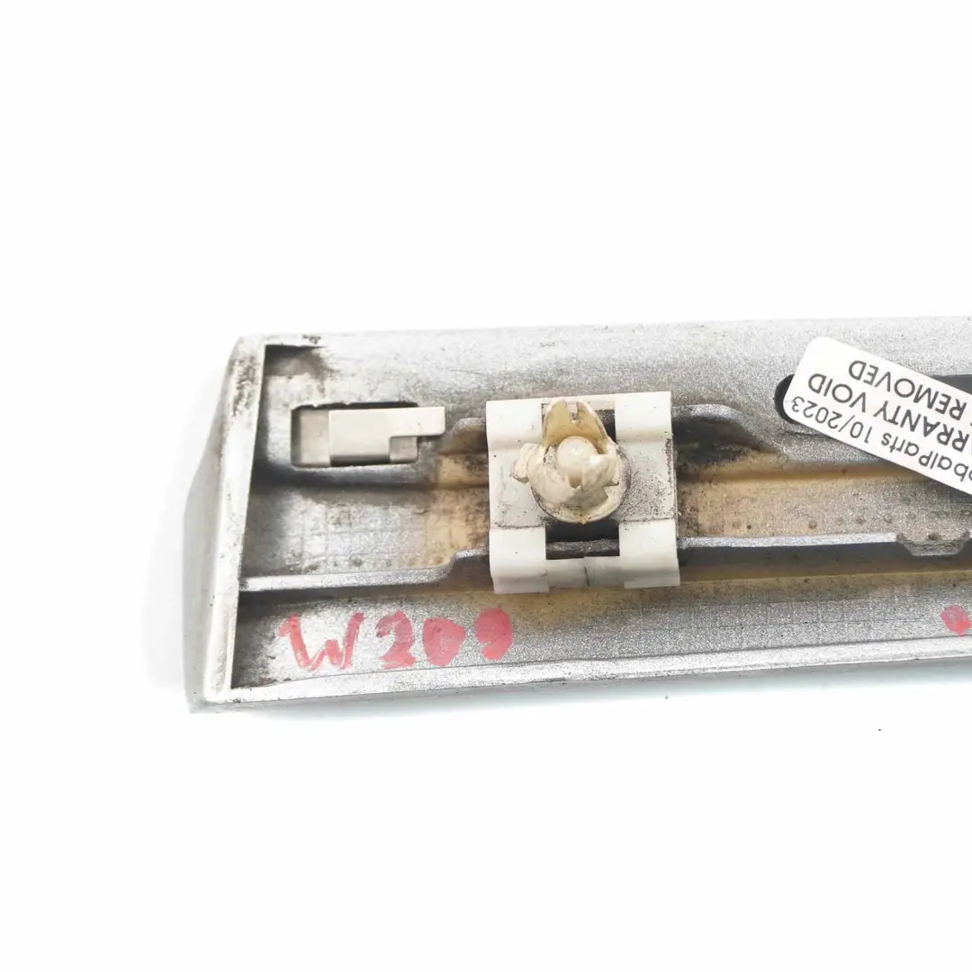 Moulure Avant Gauche Tellurium Silver 762 pour Mercedes CLK W209 à propos du numéro de pièce A2096902162 Mercedes CLK W209 Moulure Avant Gauche Tellurium Silver 762 - SKU A2096902162-TES - Numéro de pièce A2096902162