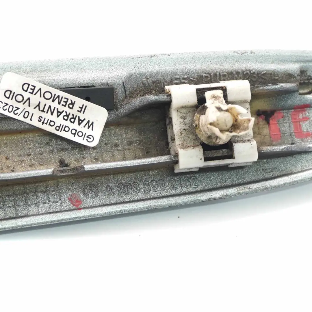 Moldura Delantera Izquierda Tellurium Silver 762 para Mercedes CLK W209 con número de pieza A2096902162 Mercedes CLK W209 Moldura Delantera Izquierda Tellurium Silver 762 - SKU A2096902162-TES - Número de pieza A2096902162