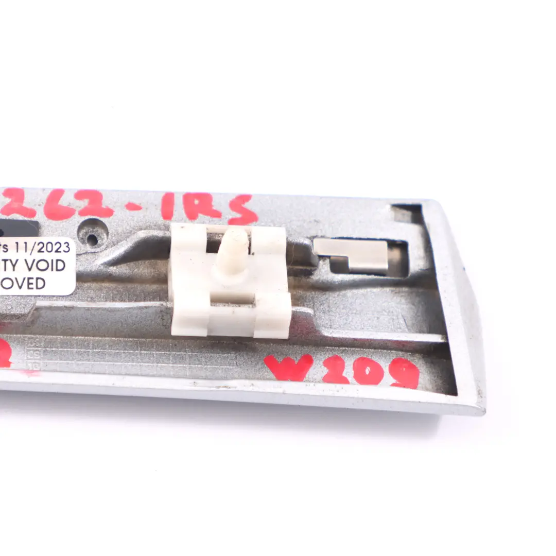 Moldura Aleta Delantera Derecha Iridium Plata para Mercedes CLK C209 con número de pieza A2096902262 Mercedes CLK C209 Moldura Aleta Delantera Derecha Iridium Plata - SKU A2096902262-IRS - Número de pieza A2096902262