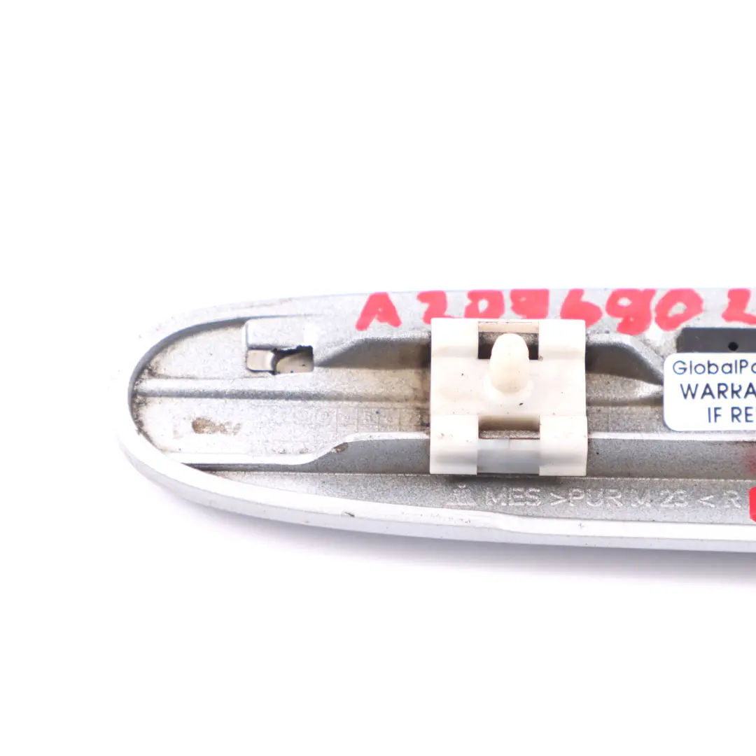 Listwa Błotnika Prawy Przód Srebrna do Mercedes CLK C209 o numerze A2096902262 Mercedes CLK C209 Listwa Błotnika Prawy Przód Srebrna - SKU A2096902262-IRS - Numer Części A2096902262