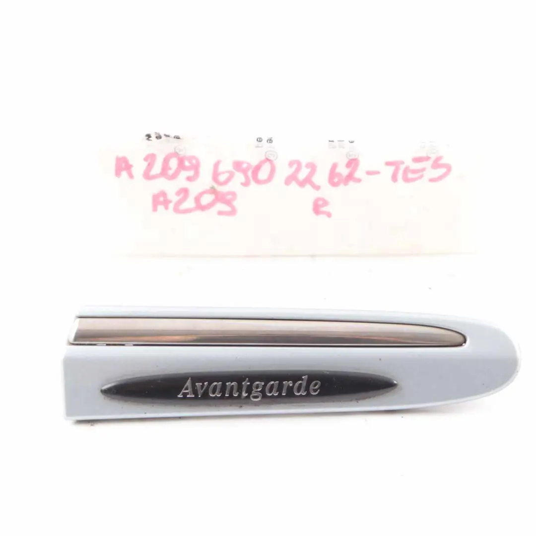 Moulure d'aile avant droite Tellurium Silver - 762 pour Mercedes CLK W209 à propos du numéro de pièce A2096902262 Mercedes CLK W209 Moulure d'aile avant droite Tellurium Silver - 762 - SKU A2096902262-TES - Numéro de pièce A2096902262