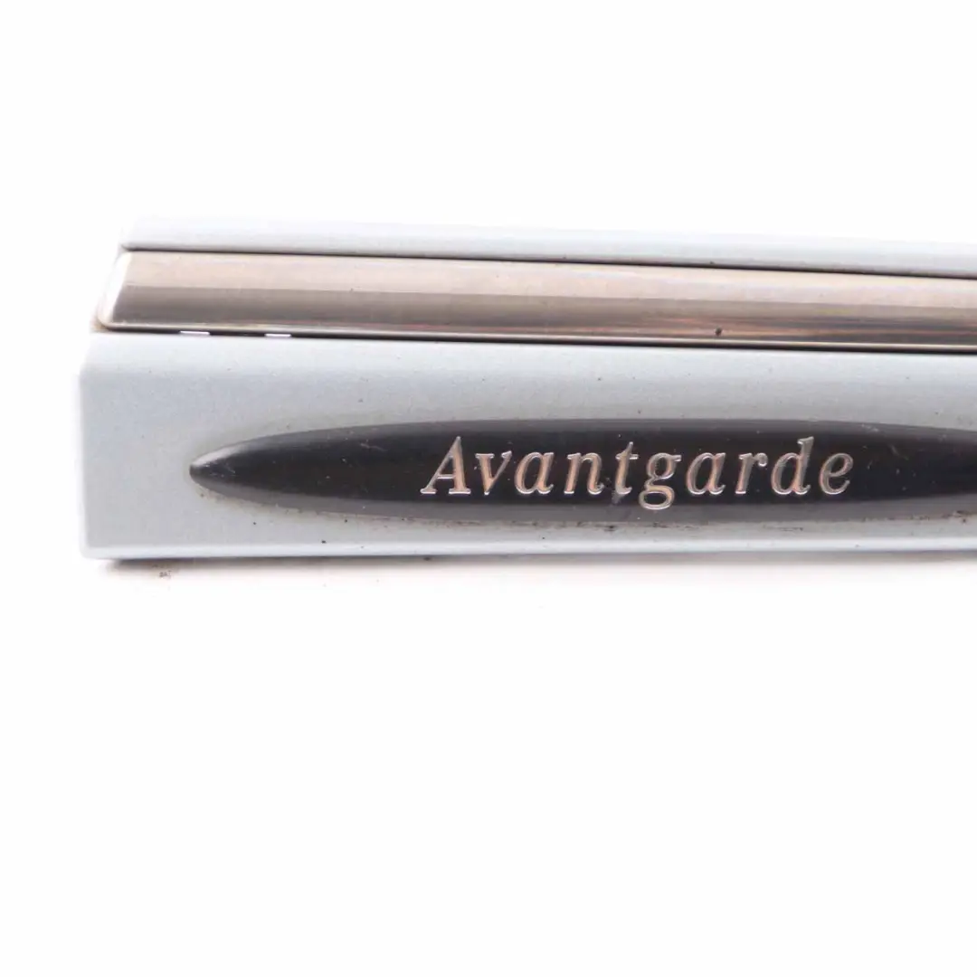 Guardabarros Moldura Delantera Derecha Tellurium Silver - 762 para Mercedes CLK W209 con número de pieza A2096902262 Mercedes CLK W209 Guardabarros Moldura Delantera Derecha Tellurium Silver - 762 - SKU A2096902262-TES - Número de pieza A2096902262