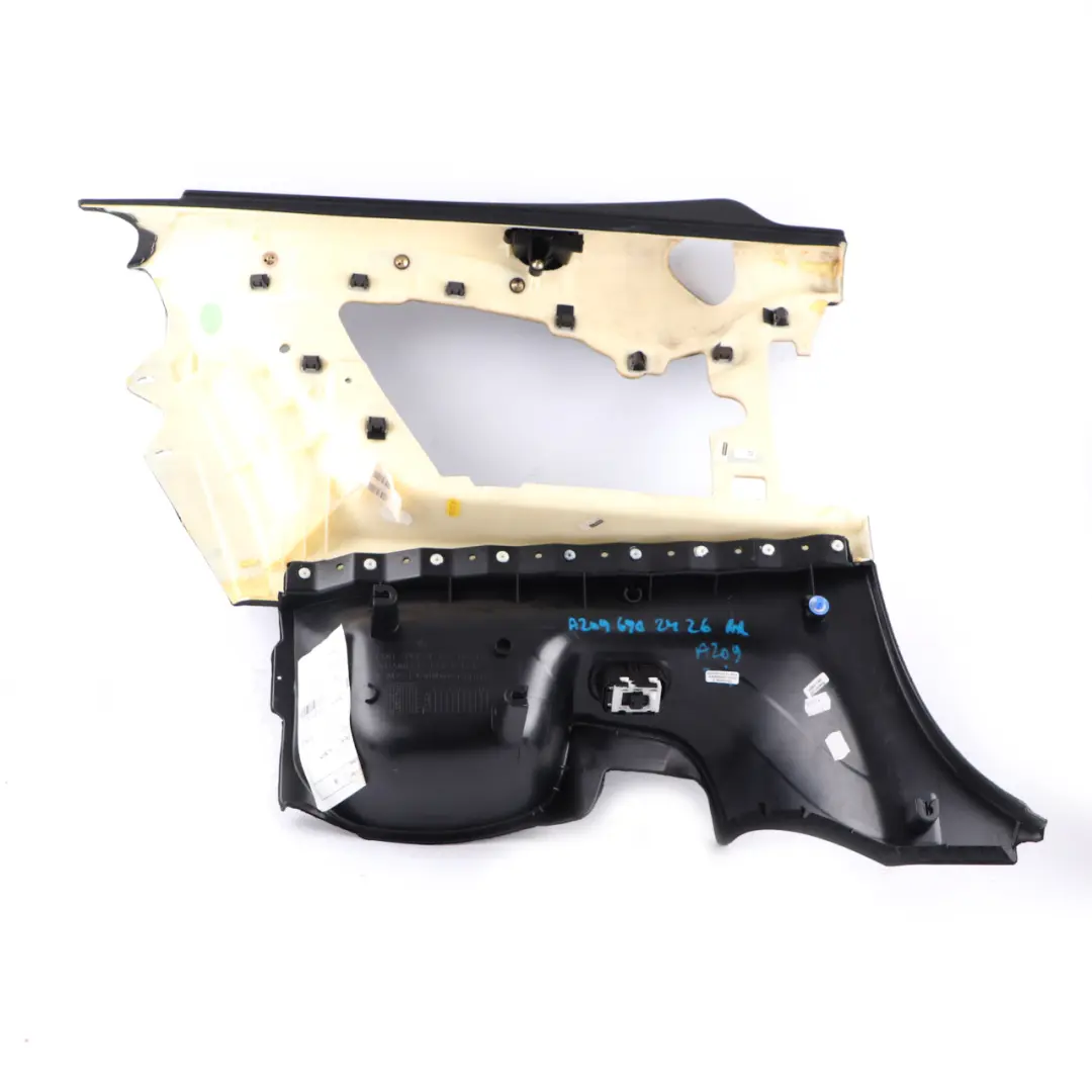 Rivestimento laterale posteriore Pannello rivestimento tessuto per Mercedes A209 con numero di parte A2096902426 Mercedes A209 Rivestimento laterale posteriore Pannello rivestimento tessuto - SKU A2096902426 - Numero di parte A2096902426