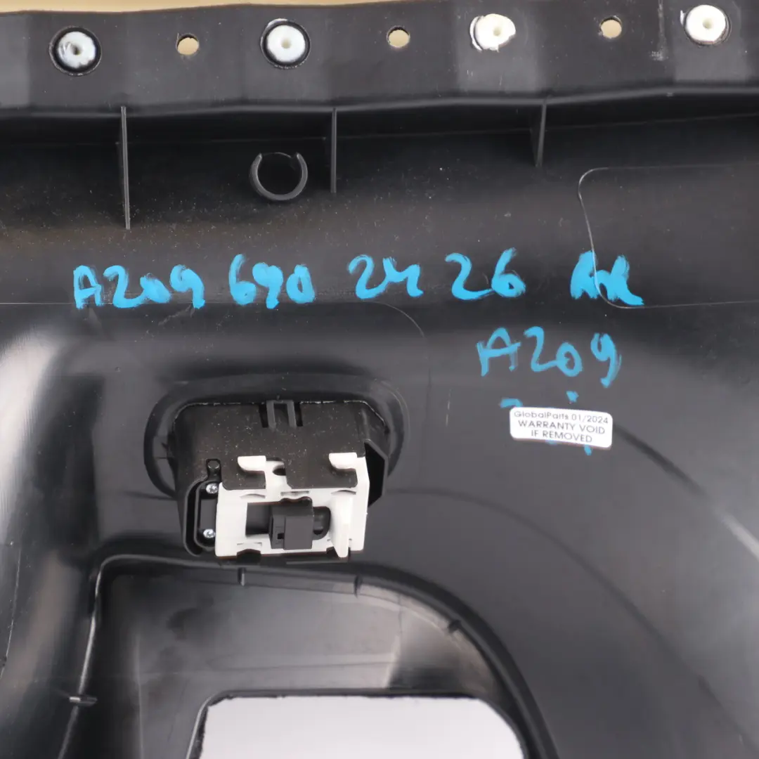 Rivestimento laterale posteriore Pannello rivestimento tessuto per Mercedes A209 con numero di parte A2096902426 Mercedes A209 Rivestimento laterale posteriore Pannello rivestimento tessuto - SKU A2096902426 - Numero di parte A2096902426