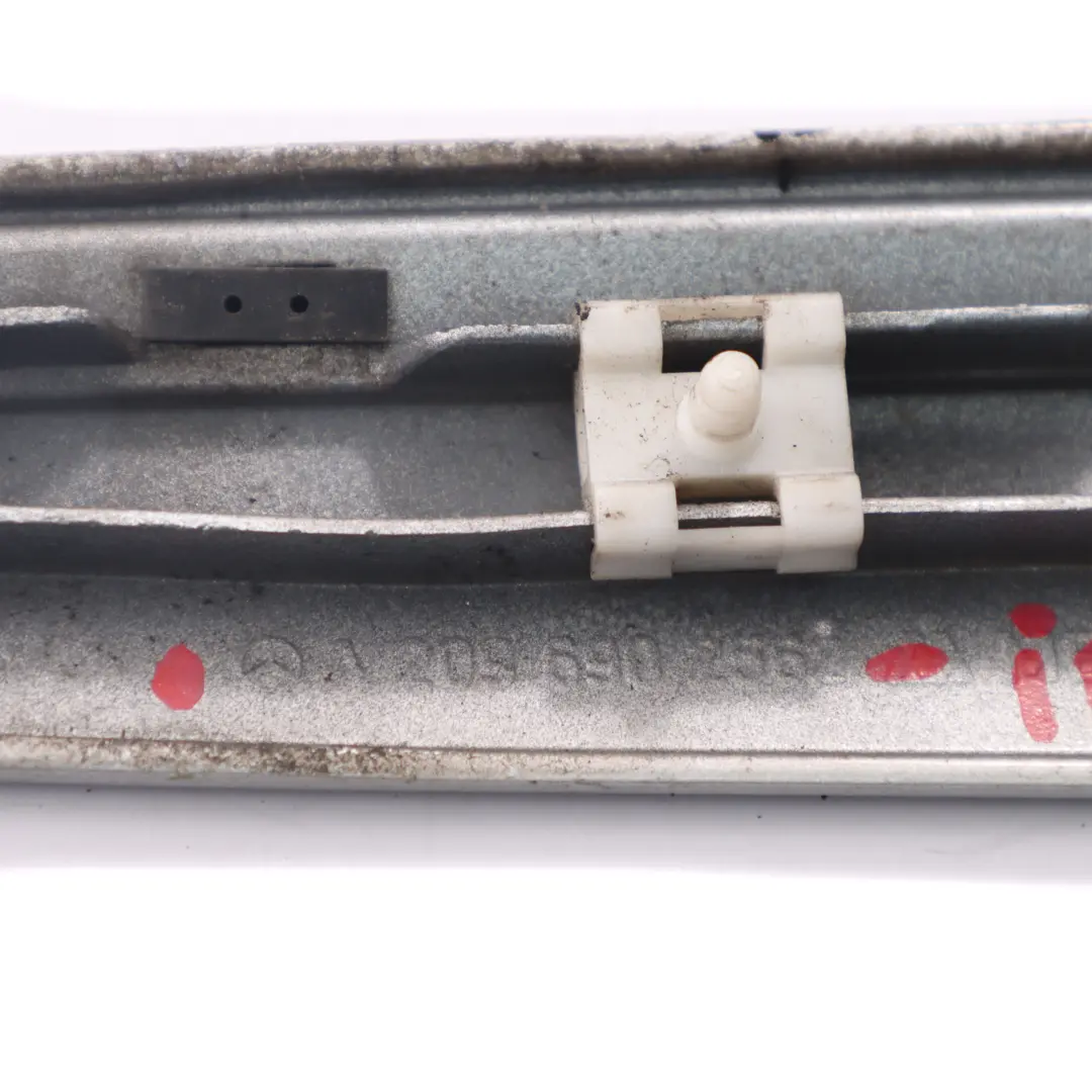 Moulure d'habillage custode arrière gauche Argent pour Mercedes C209 à propos du numéro de pièce A2096902562 Mercedes C209 Moulure d'habillage custode arrière gauche Argent - SKU A2096902562-IRS - Numéro de pièce A2096902562