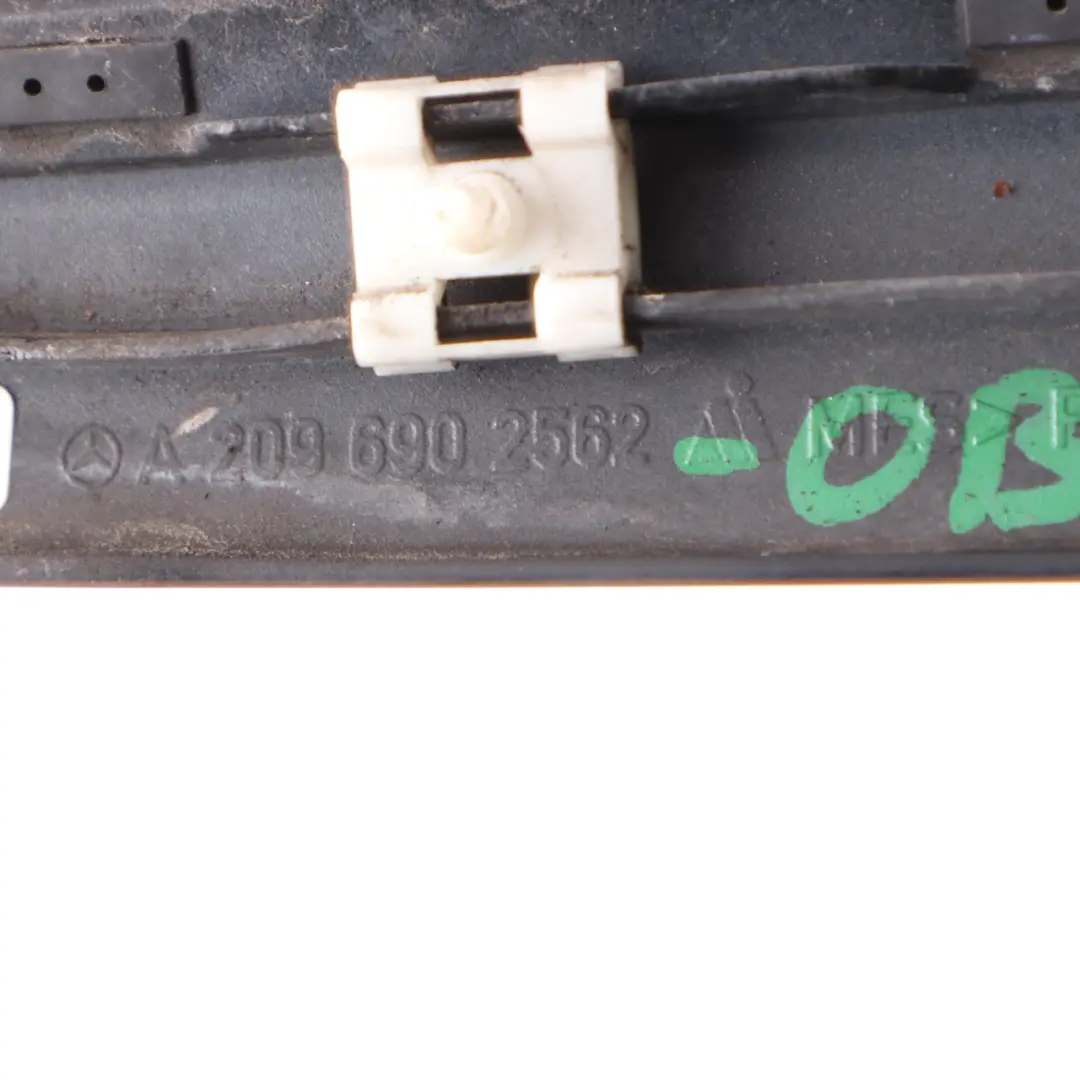 Moulure Arrière Gauche Couverture Noir Obsidien 197 pour Mercedes C209 à propos du numéro de pièce A2096902562 Mercedes C209 Moulure Arrière Gauche Couverture Noir Obsidien 197 - SKU A2096902562-OB - Numéro de pièce A2096902562