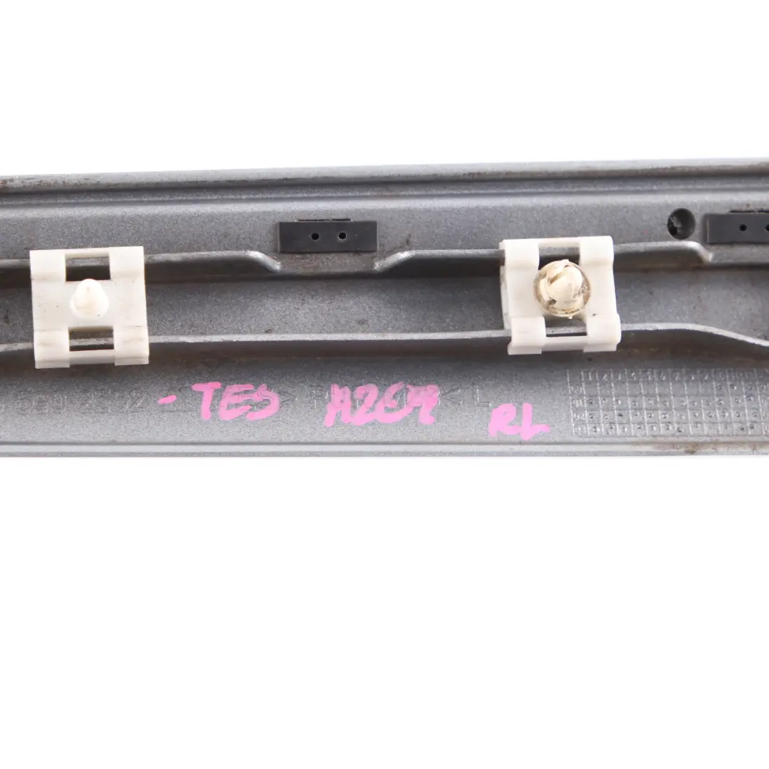 Moulure arrière gauche Cover Tellurium Silver 762 pour Mercedes W209 à propos du numéro de pièce A2096902562 Mercedes W209 Moulure arrière gauche Cover Tellurium Silver 762 - SKU A2096902562-TES - Numéro de pièce A2096902562