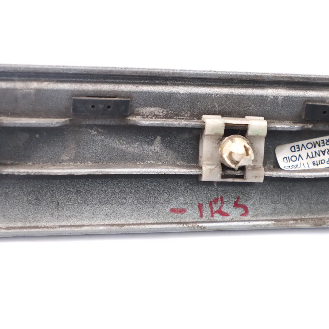 Moulure de Quartier Arrière Droite Iridium Argent pour Mercedes C209 à propos du numéro de pièce A2096902662 Mercedes C209 Moulure de Quartier Arrière Droite Iridium Argent - SKU A2096902662-IRS - Numéro de pièce A2096902662