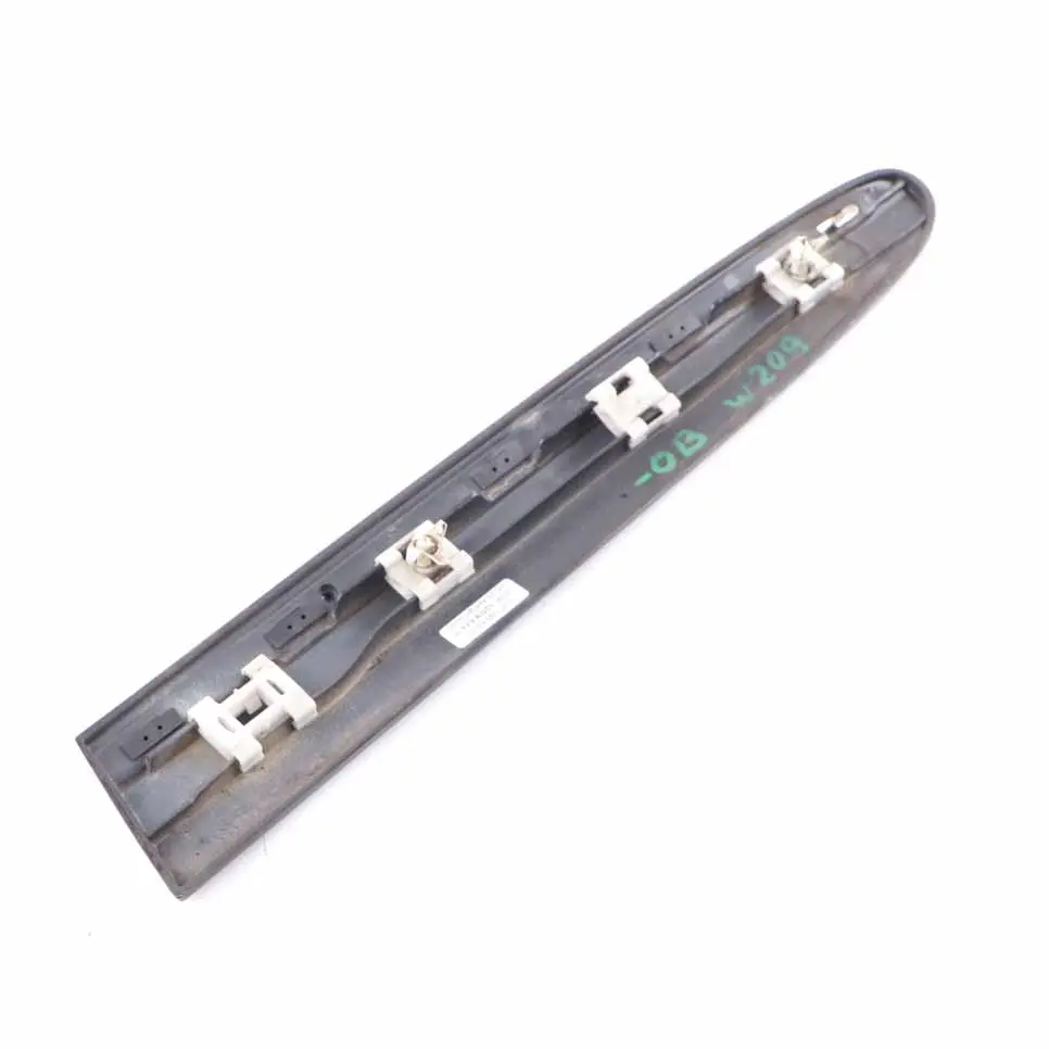 Moulure de Quartier Arrière Droite Noir Obsidien pour Mercedes C209 à propos du numéro de pièce A2096902662 Mercedes C209 Moulure de Quartier Arrière Droite Noir Obsidien - SKU A2096902662-OB - Numéro de pièce A2096902662