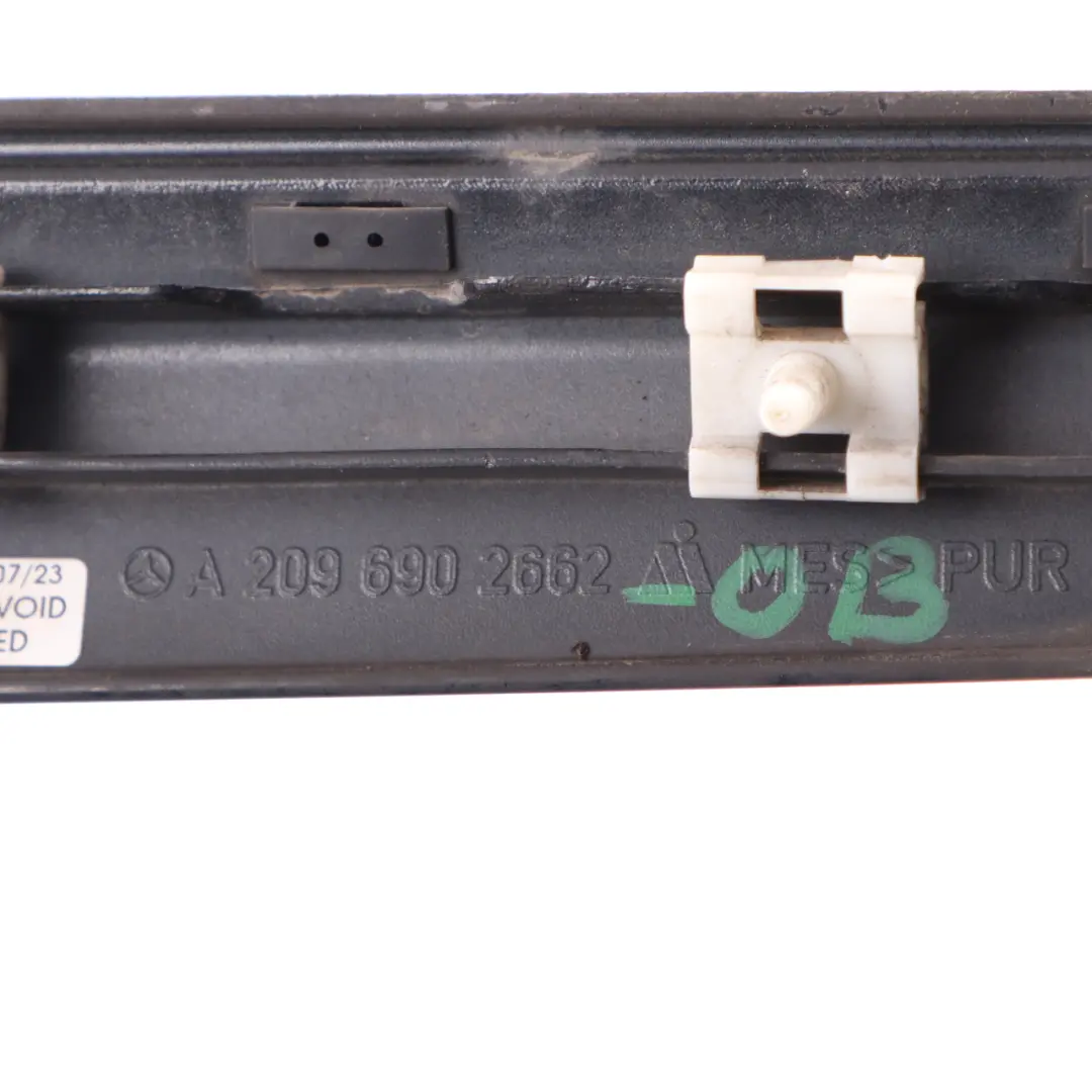 Modanatura del quarto posteriore destro Nero Ossidiana per Mercedes C209 con numero di parte A2096902662 Mercedes C209 Modanatura del quarto posteriore destro Nero Ossidiana - SKU A2096902662-OB - Numero di parte A2096902662