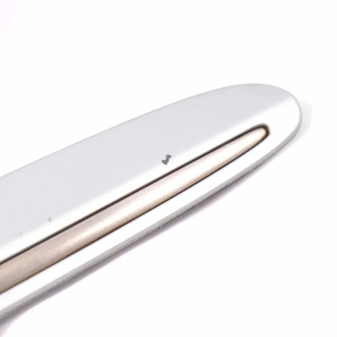 Moulure de Quartier Arrière Droite Tellurium Silver pour Mercedes W209 à propos du numéro de pièce A2096902662 Mercedes W209 Moulure de Quartier Arrière Droite Tellurium Silver - SKU A2096902662-TES - Numéro de pièce A2096902662