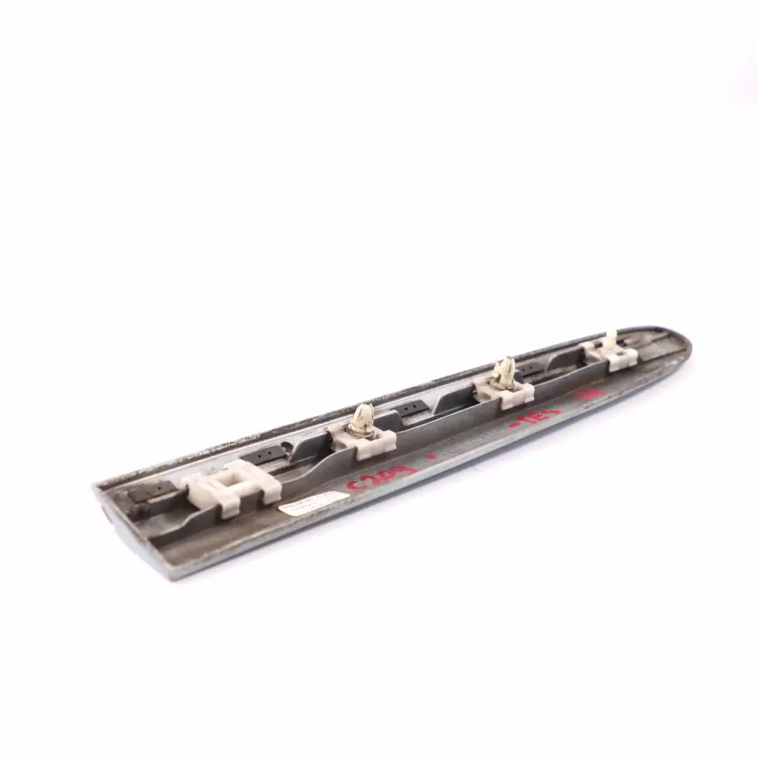 Moulure de Quartier Arrière Droite Tellurium Silver pour Mercedes W209 à propos du numéro de pièce A2096902662 Mercedes W209 Moulure de Quartier Arrière Droite Tellurium Silver - SKU A2096902662-TES - Numéro de pièce A2096902662