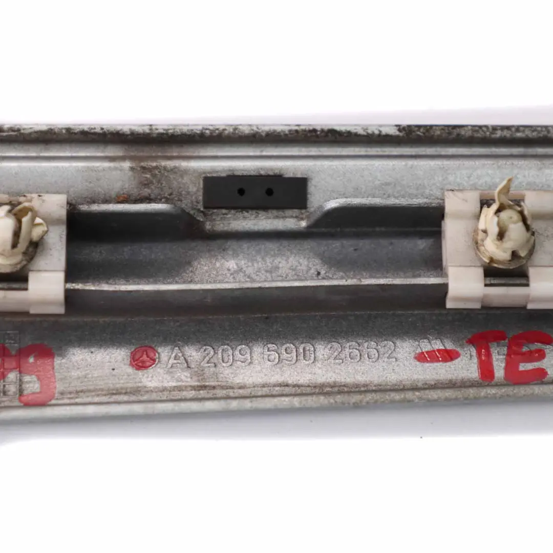 Zierleiste hinten rechts Tellurium Silber für Mercedes W209 mit Teilenummer A2096902662 Mercedes W209 Zierleiste hinten rechts Tellurium Silber - SKU A2096902662-TES - Teilenummer A2096902662